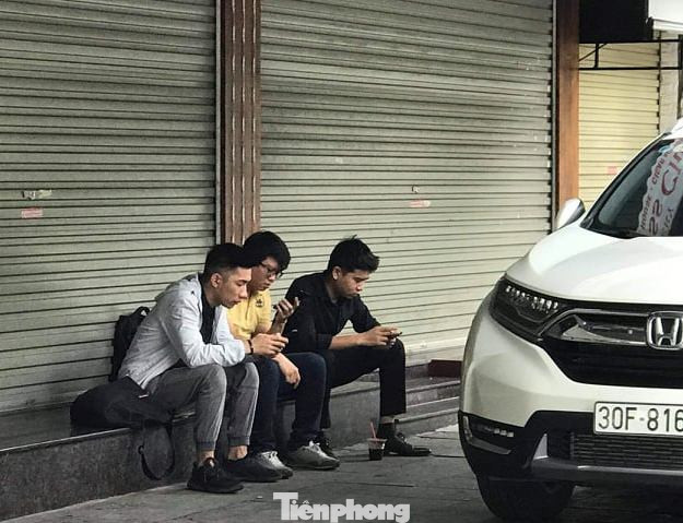 Nhiều người Hà Nội lơ là không đeo khẩu trang, 'lượn lờ' giữa phố đông ảnh 6