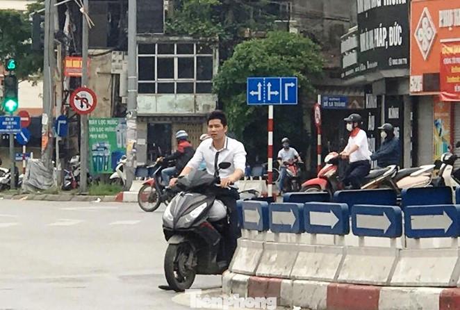 Nhiều người Hà Nội lơ là không đeo khẩu trang, 'lượn lờ' giữa phố đông ảnh 3