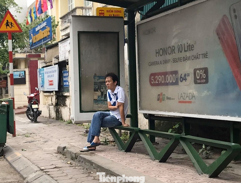 Nhiều người Hà Nội lơ là không đeo khẩu trang, 'lượn lờ' giữa phố đông ảnh 5