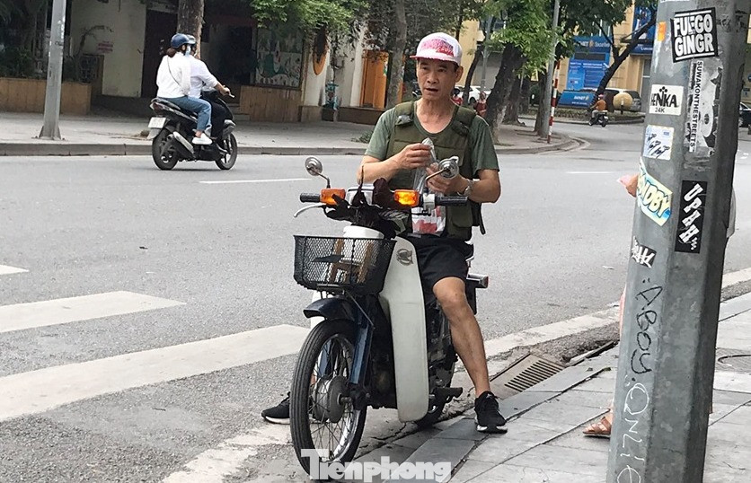 Nhiều người Hà Nội lơ là không đeo khẩu trang, 'lượn lờ' giữa phố đông ảnh 8