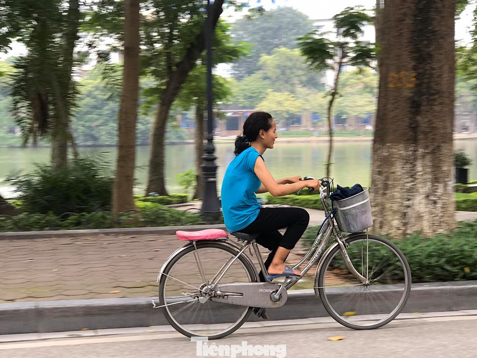 Nhiều người Hà Nội lơ là không đeo khẩu trang, 'lượn lờ' giữa phố đông ảnh 9