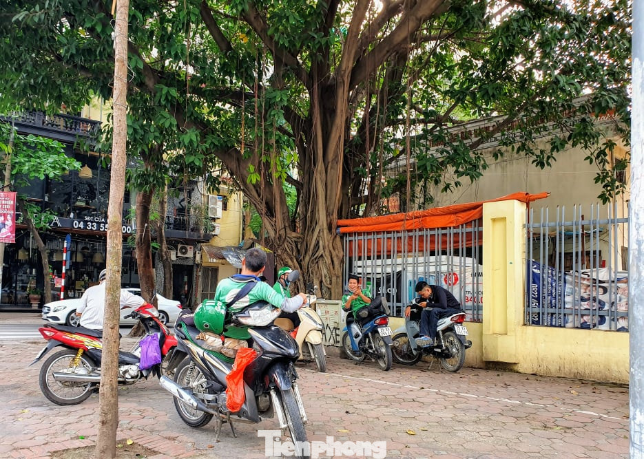 Nhiều người Hà Nội lơ là không đeo khẩu trang, 'lượn lờ' giữa phố đông ảnh 4