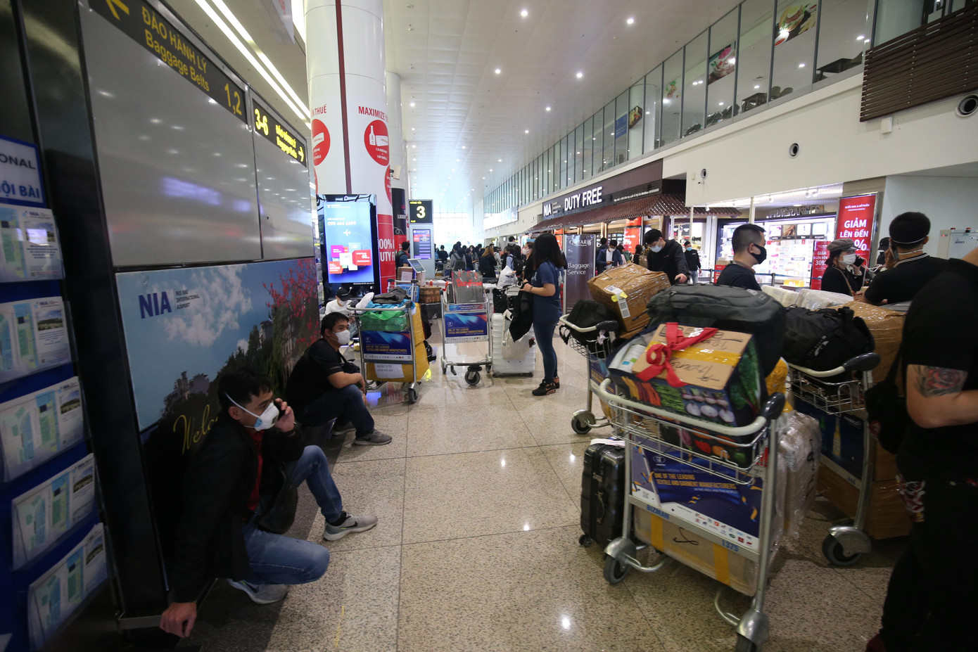 Đón đồng bào hồi hương ở sân bay Nội Bài ảnh 1