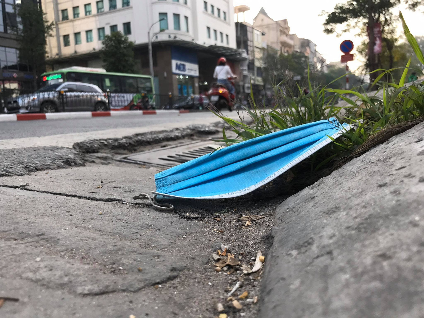 Giữa dịch Covid-19, tình trạng vứt bừa bãi khẩu trang bẩn tái diễn ở Hà Nội ảnh 8