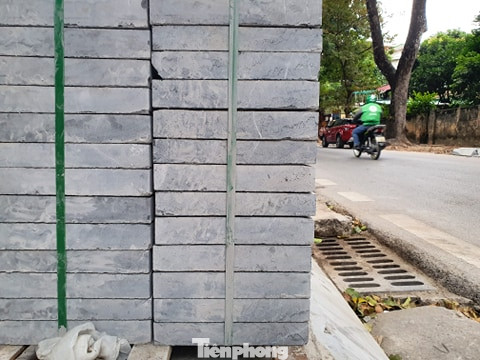 Tình trạng đá nứt, giấu thông tin về lát đá vỉa hè Hà Nội được xử lý ra sao? ảnh 2