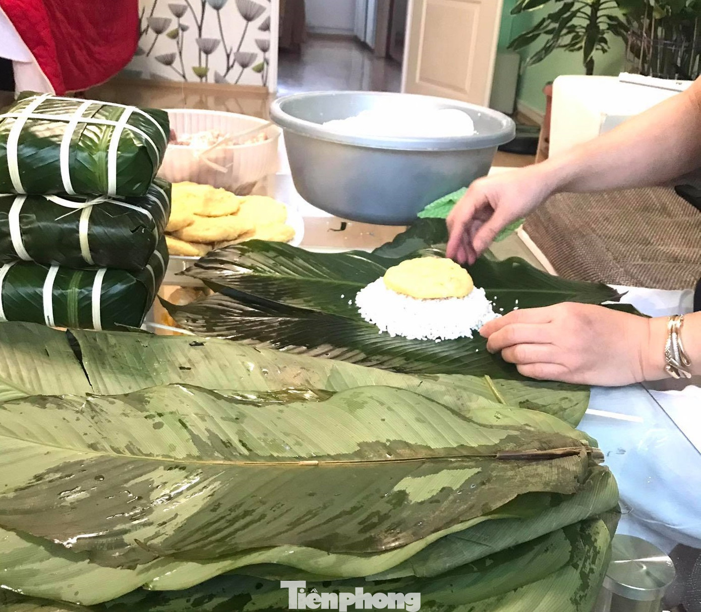 Người Việt xa xứ gói bánh chưng nhớ hương vị Tết quê hương ảnh 3