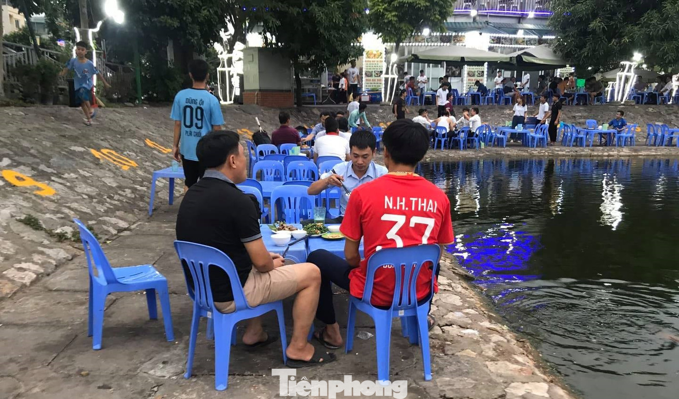 Hồ vừa cải tạo 'tiền tỷ' dày đặc quán bia, thách thức cơ quan chức năng Hà Nội ảnh 4