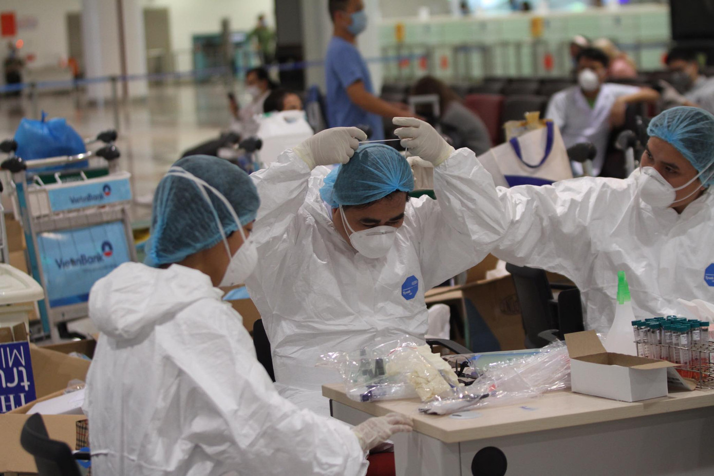 Đón đồng bào hồi hương ở sân bay Nội Bài ảnh 8