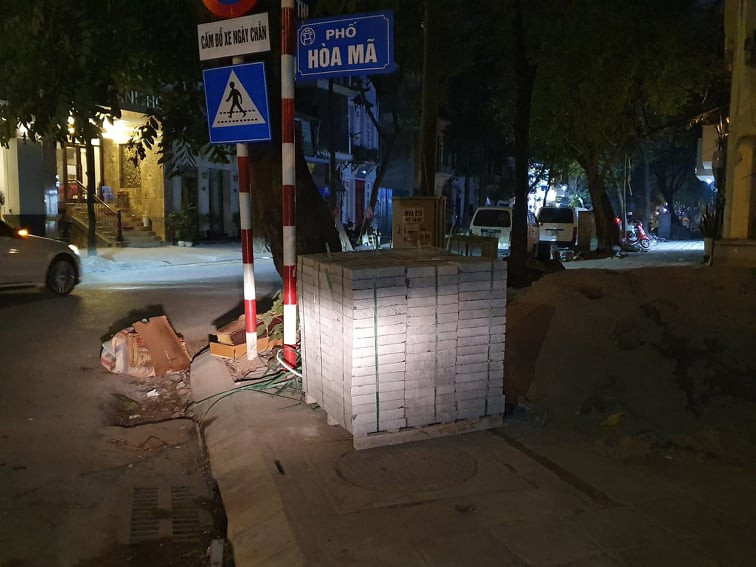 Công trường lát đá vỉa hè Hà Nội không biển báo, giấu tên nhà thầu ảnh 11