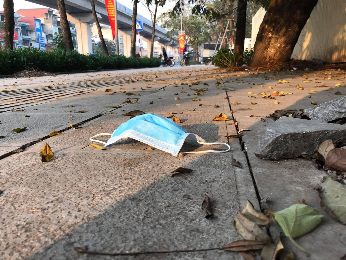 Giữa dịch Covid-19, tình trạng vứt bừa bãi khẩu trang bẩn tái diễn ở Hà Nội ảnh 7