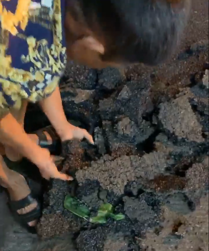 Đường ở Hà Nội vừa thảm xong có thể lấy tay bóc từng mảng ảnh 1