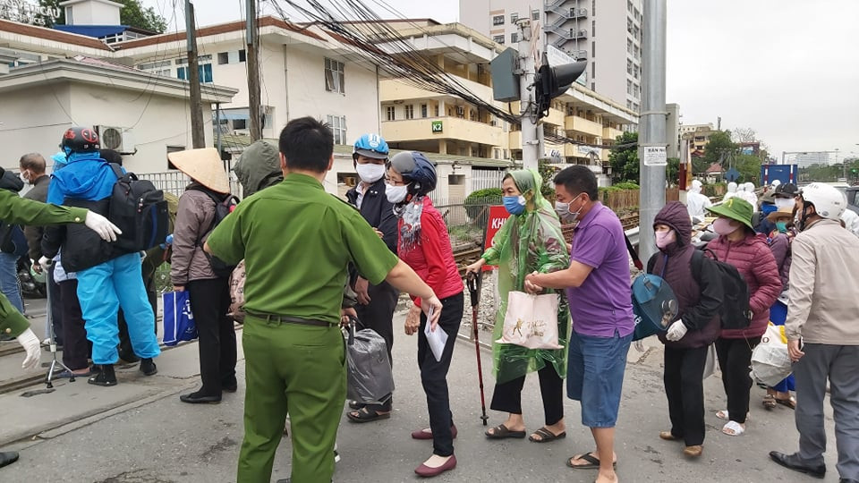 Người dân xếp hàng dài vào chăm, tiếp tế cho bệnh nhân ở Bạch Mai ảnh 2