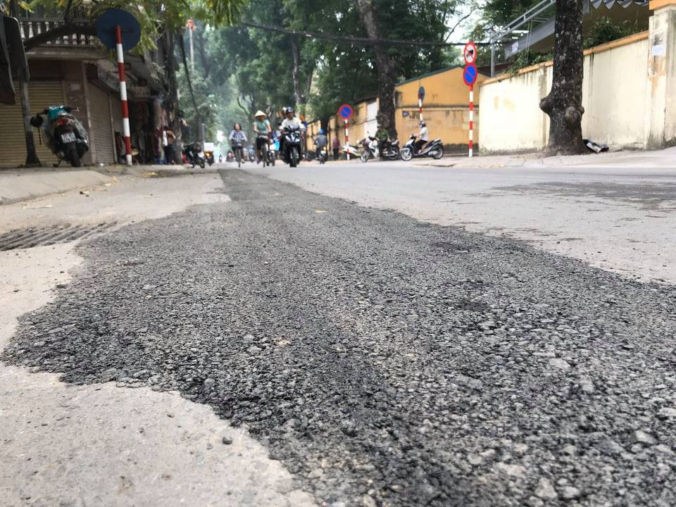 Con đường bị đào bới, chắp vá ở Hà Nội làm lại vẫn ẩu ảnh 5
