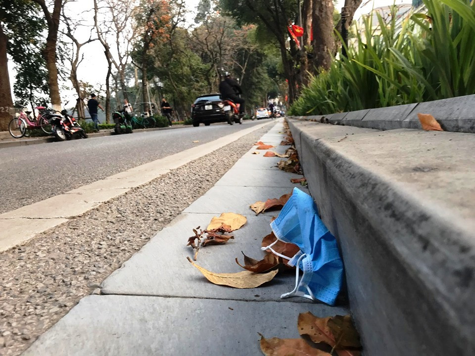 Giữa dịch Covid-19, tình trạng vứt bừa bãi khẩu trang bẩn tái diễn ở Hà Nội ảnh 1
