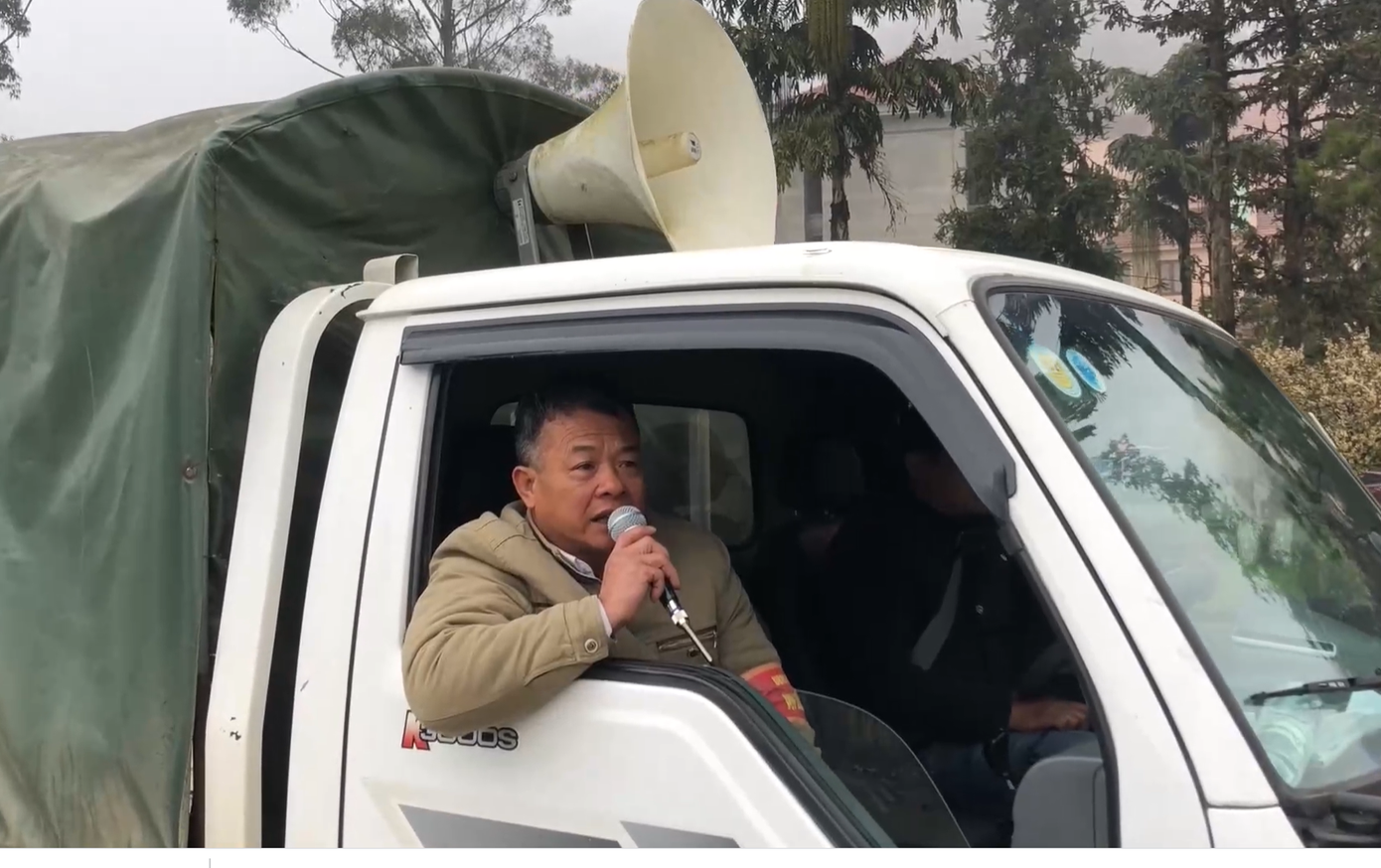 Xôn xao chính quyền thị xã Sa Pa bắc loa kêu gọi không mua hàng, cho trẻ em tiền ảnh 1