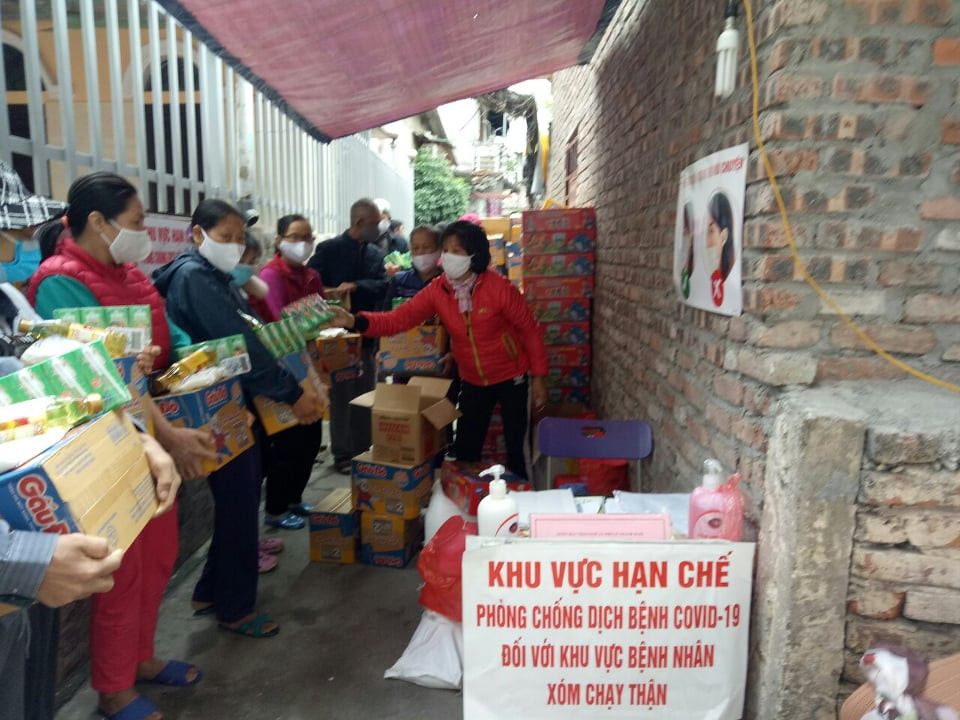Nhiều phần quà ý nghĩa đến xóm chạy thận cạnh bệnh viện Bạch Mai sau cách ly ảnh 3