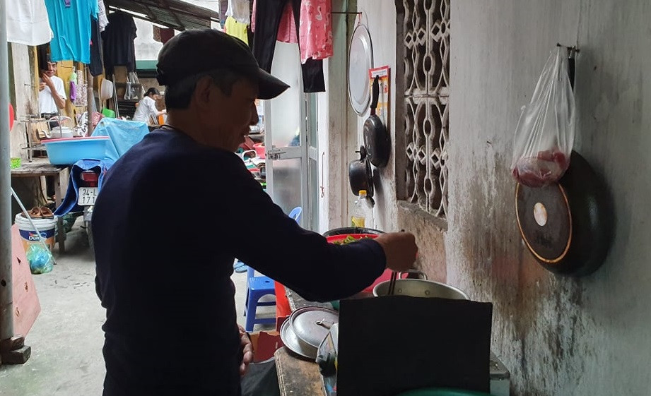 Xóm chạy thận cạnh bệnh viện Bạch Mai được hỗ trợ tiền, cách ly tại chỗ ảnh 2