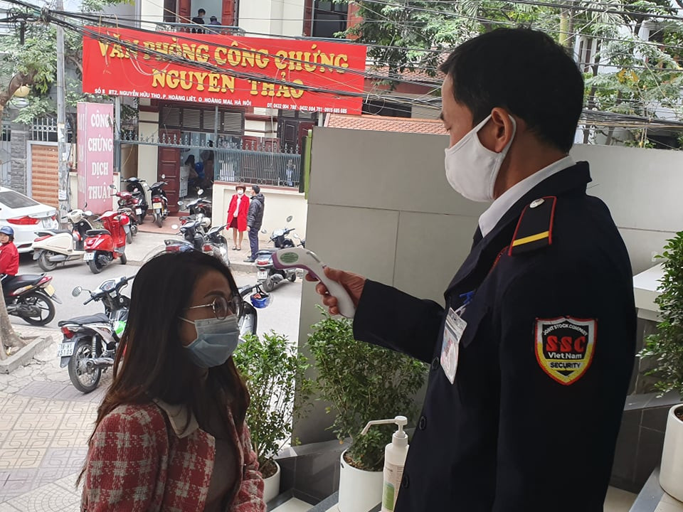Chung cư, văn phòng ở Hà Nội tái triển khai đo thân nhiệt phòng COVID-19 ảnh 3