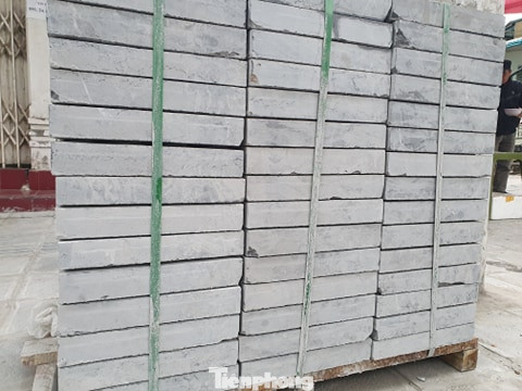 Tình trạng đá nứt, giấu thông tin về lát đá vỉa hè Hà Nội được xử lý ra sao? ảnh 1