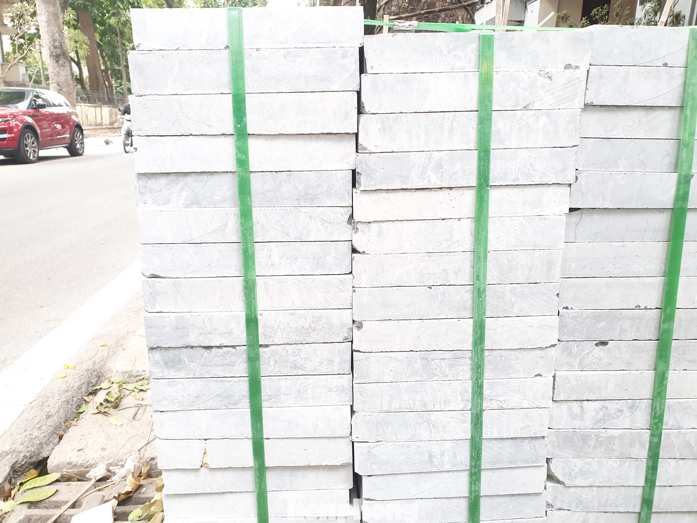 Tình trạng đá nứt, giấu thông tin về lát đá vỉa hè Hà Nội được xử lý ra sao? ảnh 4