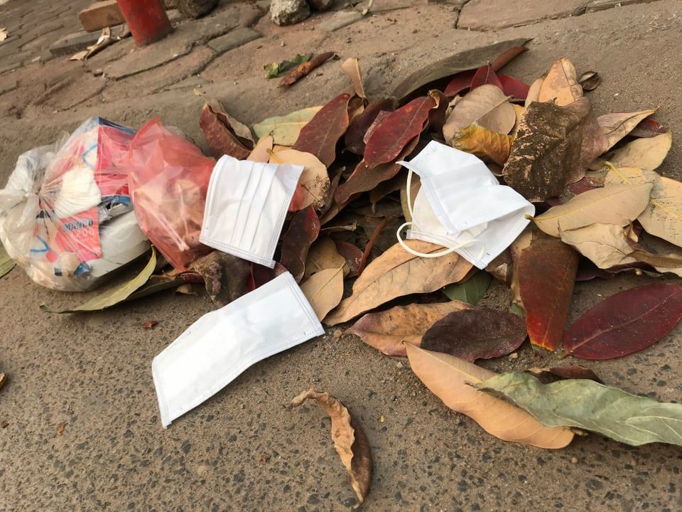 Giữa dịch Covid-19, tình trạng vứt bừa bãi khẩu trang bẩn tái diễn ở Hà Nội ảnh 12
