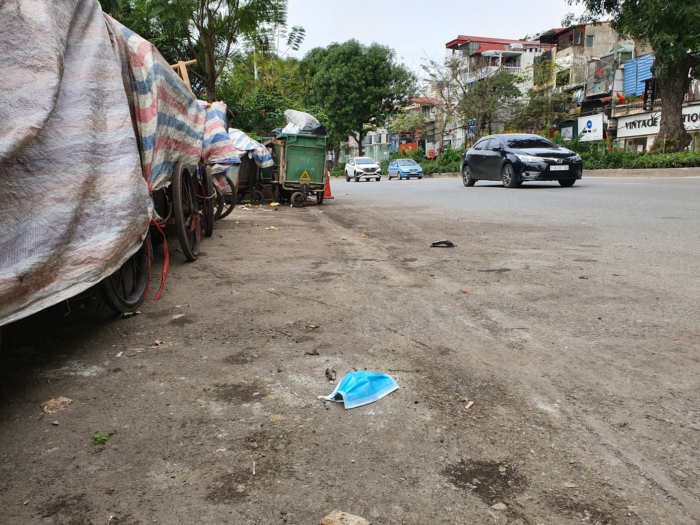 Khẩu trang chống dịch Covid-19 vứt bừa bãi dưới lòng đường, vỉa hè, chung cư ảnh 5