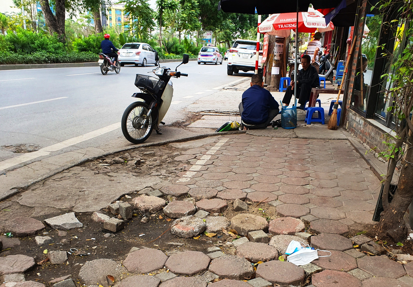 Khẩu trang chống dịch Covid-19 vứt bừa bãi dưới lòng đường, vỉa hè, chung cư ảnh 4