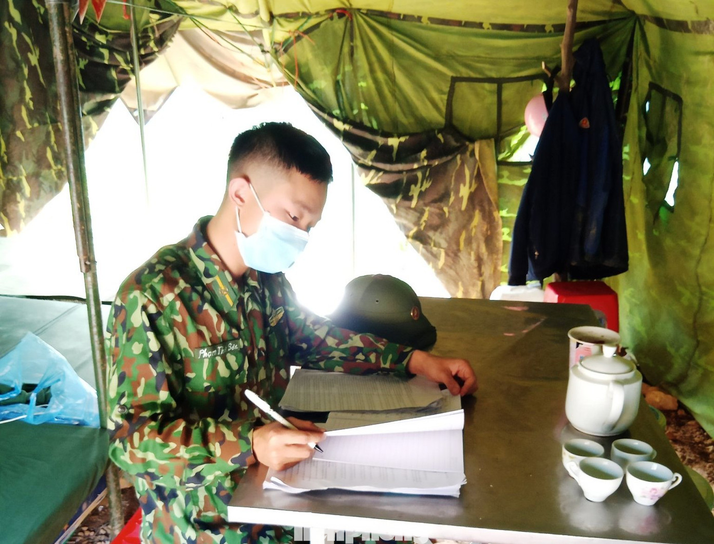 Xếp bút nghiên lên đường chống dịch ảnh 6