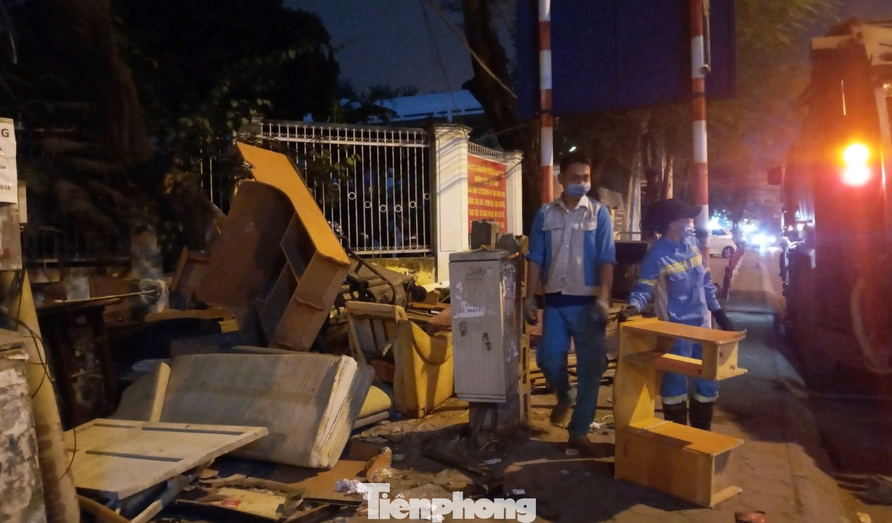 Cận cảnh công nhân môi trường chật vật dọn rác cồng kềnh ngày giáp Tết ảnh 6