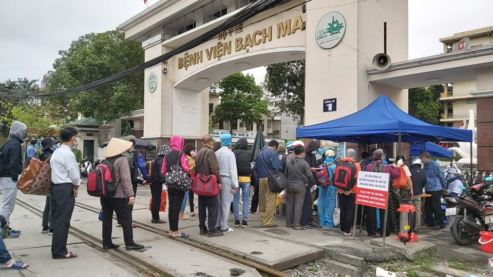 Người dân xếp hàng dài vào chăm, tiếp tế cho bệnh nhân ở Bạch Mai ảnh 3