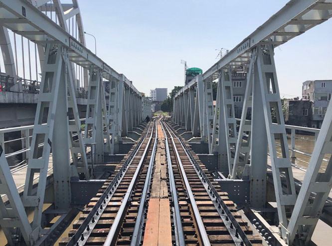 Tàu thủy đâm cầu biến dạng: Đơn vị điều tiết đường sông thường xuyên bỏ trực? ảnh 1