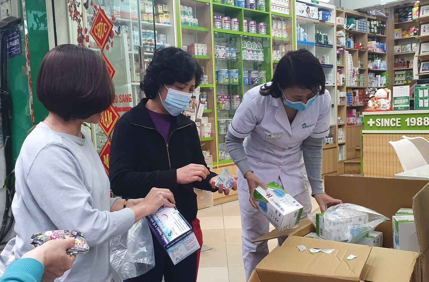 Dịch COVID-19 diễn biến phức tạp, người Hà Nội xếp hàng mua khẩu trang ảnh 3