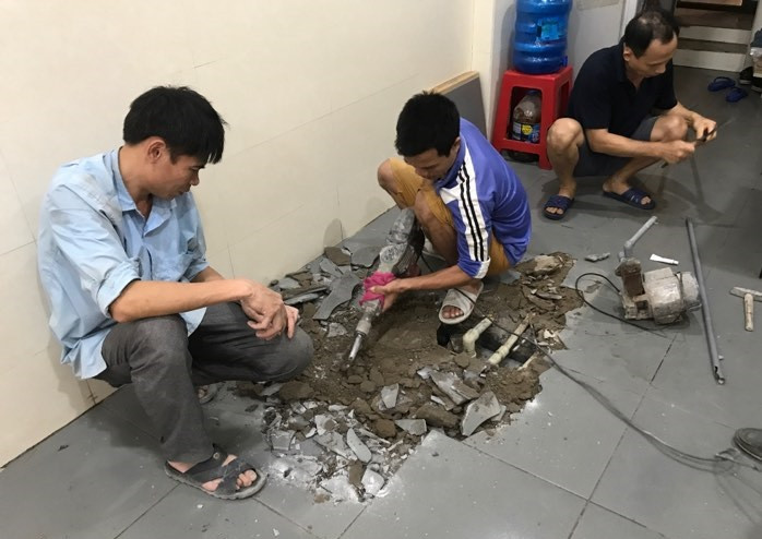 Dân Thủ đô chật vật, tốn tiền triệu thau bể sau sự cố nước sông Đà nhiễm dầu ảnh 1