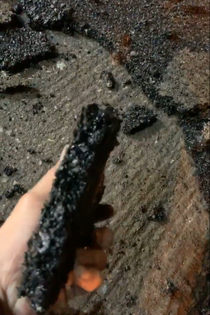 Đường ở Hà Nội vừa thảm xong có thể lấy tay bóc từng mảng ảnh 2