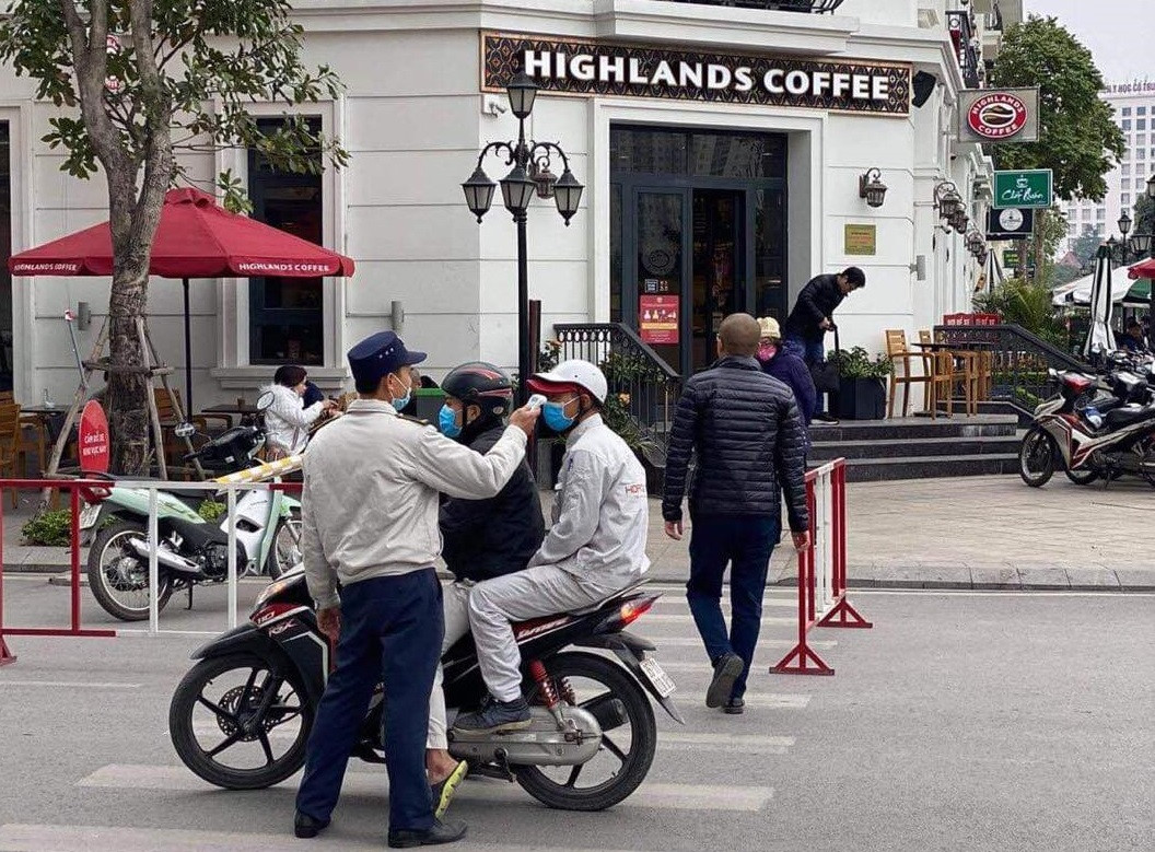 Chung cư, văn phòng ở Hà Nội tái triển khai đo thân nhiệt phòng COVID-19 ảnh 11