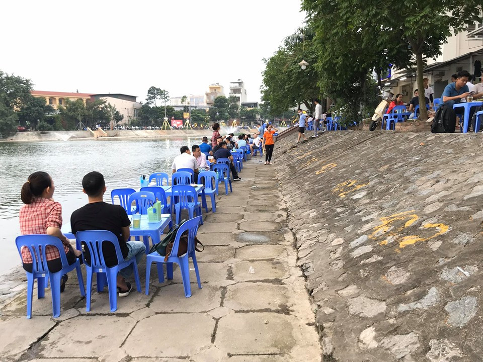 Quận và phường bất lực để quán bia chiếm vỉa hè, bờ hồ giữa dịch COVID-19? ảnh 5