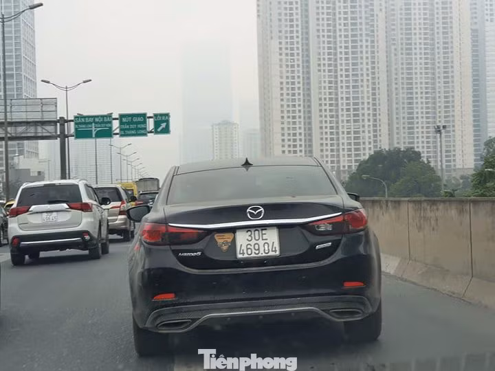 Taxi 'biến hóa' biển số, công khai đón khách sai quy định ở Hà Nội ảnh 7