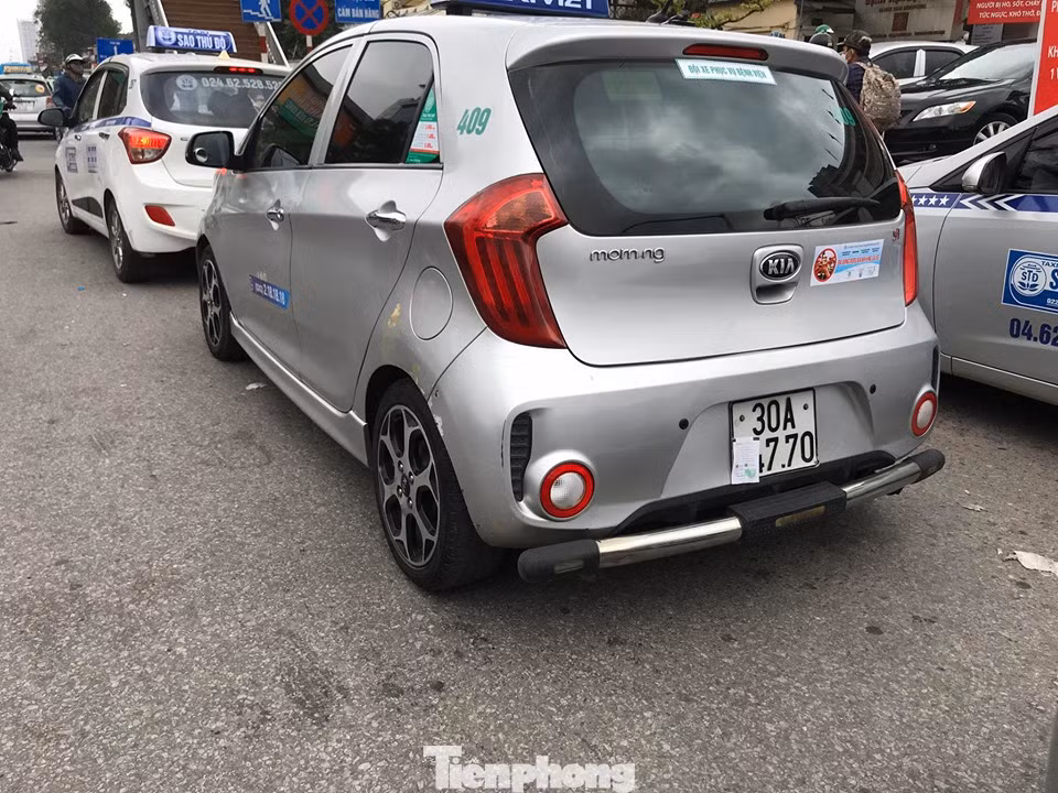 Taxi 'biến hóa' biển số, công khai đón khách sai quy định ở Hà Nội ảnh 6