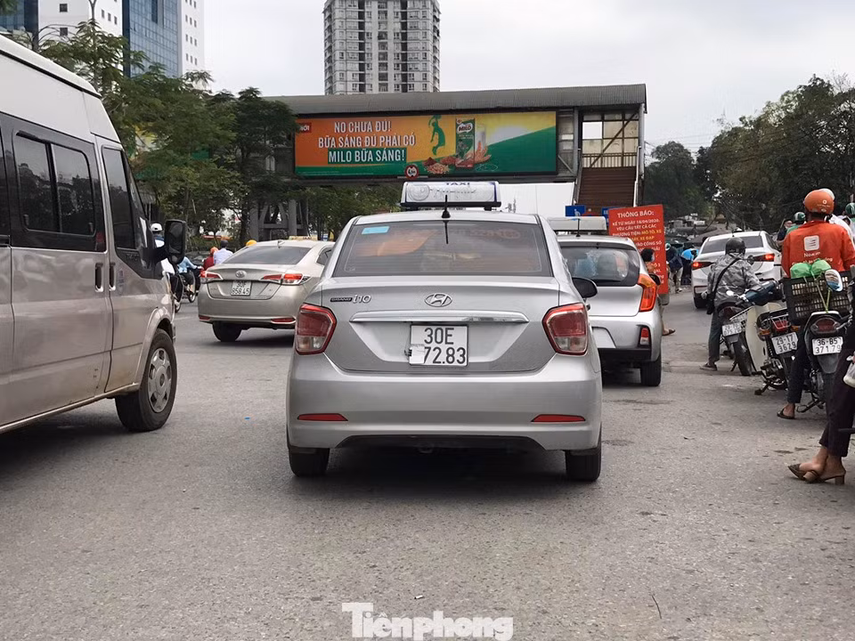 Taxi 'biến hóa' biển số, công khai đón khách sai quy định ở Hà Nội ảnh 2