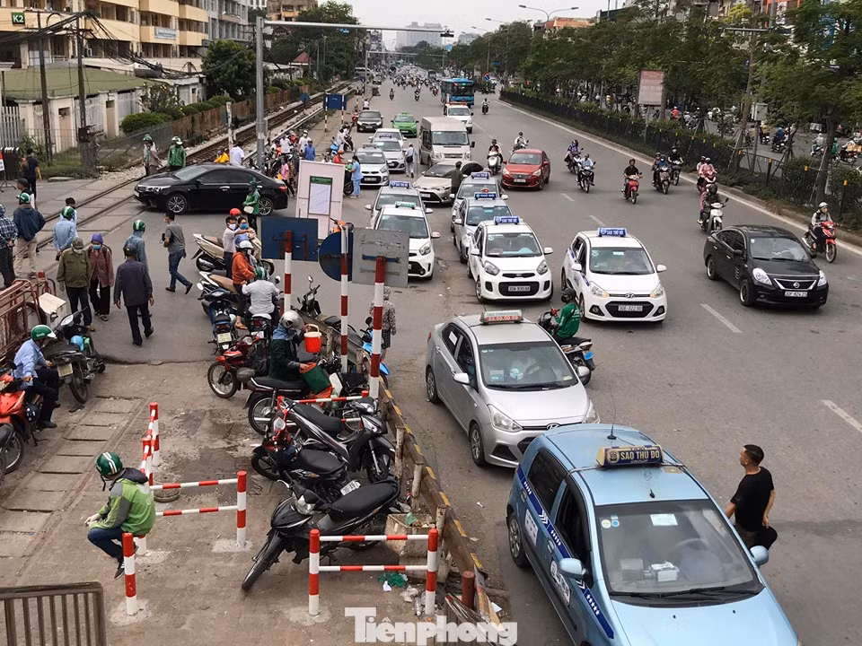 Taxi 'biến hóa' biển số, công khai đón khách sai quy định ở Hà Nội ảnh 1