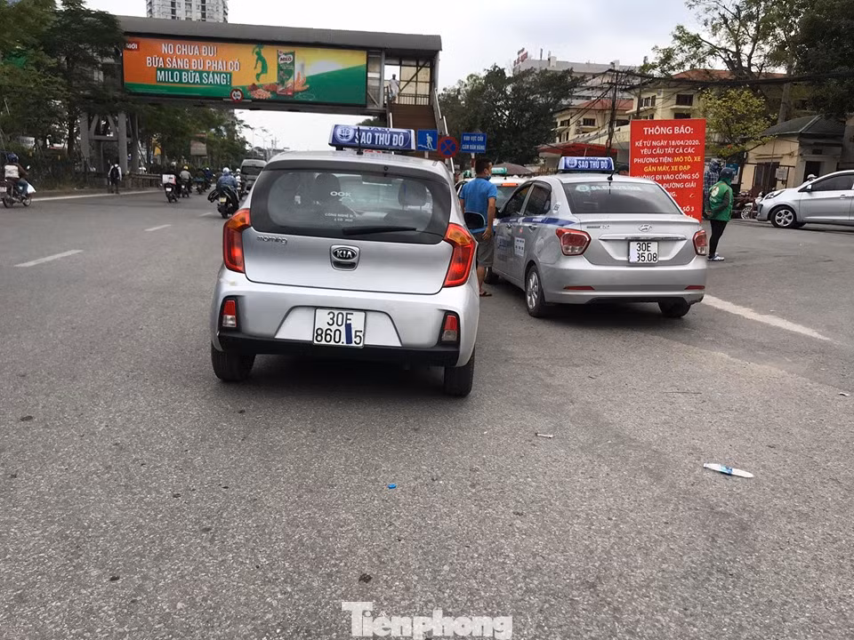 Taxi 'biến hóa' biển số, công khai đón khách sai quy định ở Hà Nội ảnh 5