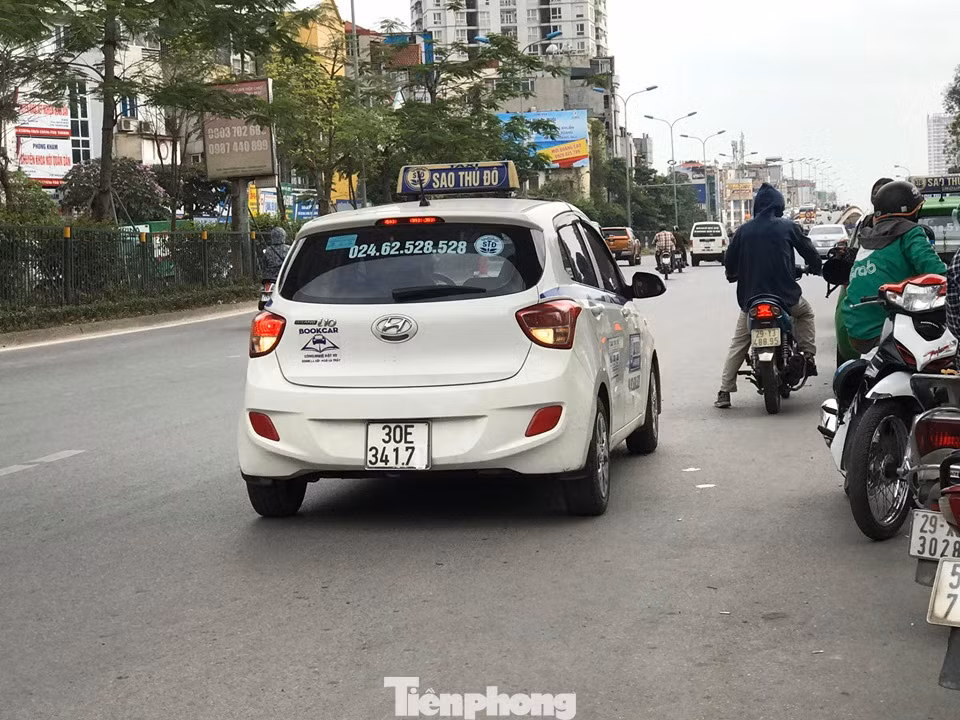 Taxi 'biến hóa' biển số, công khai đón khách sai quy định ở Hà Nội ảnh 3