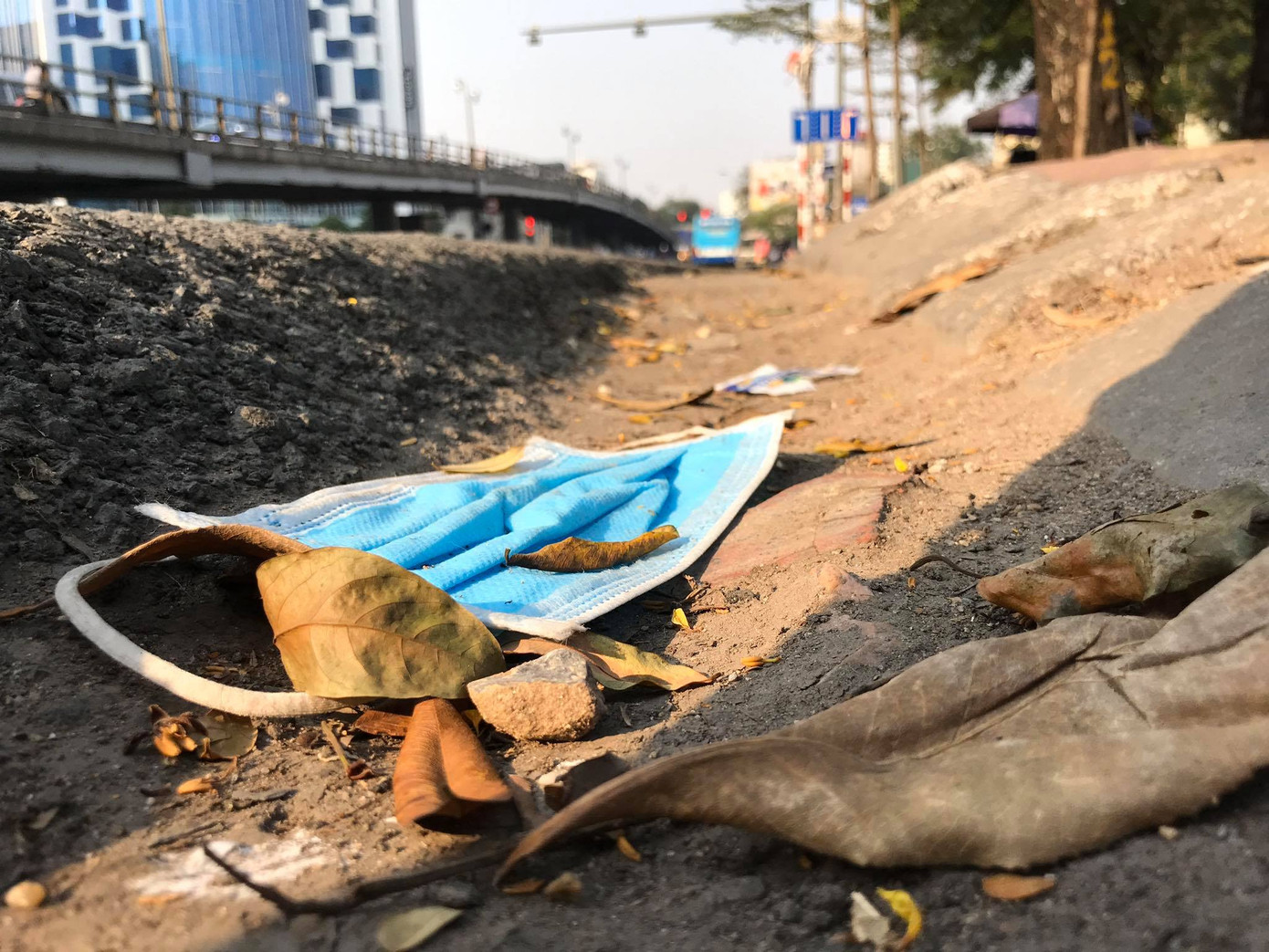 Giữa dịch Covid-19, tình trạng vứt bừa bãi khẩu trang bẩn tái diễn ở Hà Nội ảnh 6