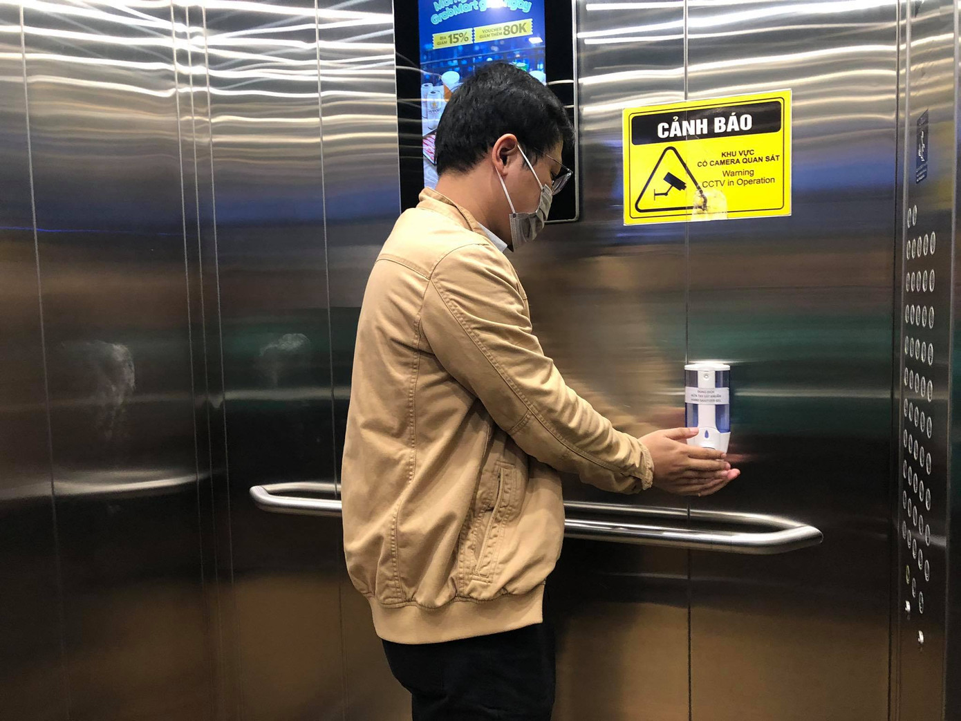 Chung cư, văn phòng ở Hà Nội tái triển khai đo thân nhiệt phòng COVID-19 ảnh 9