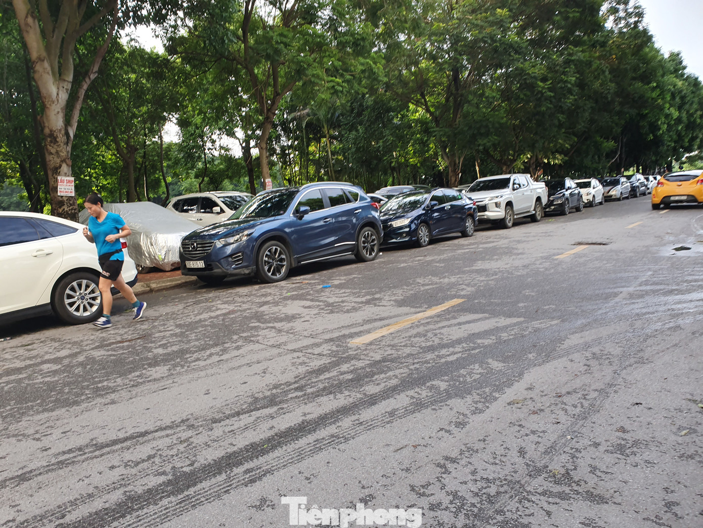 Cận cảnh bãi gửi xe tạm lách luật 'xẻ thịt' vỉa hè Thủ đô ảnh 7