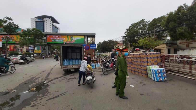 Người dân xếp hàng dài vào chăm, tiếp tế cho bệnh nhân ở Bạch Mai ảnh 5