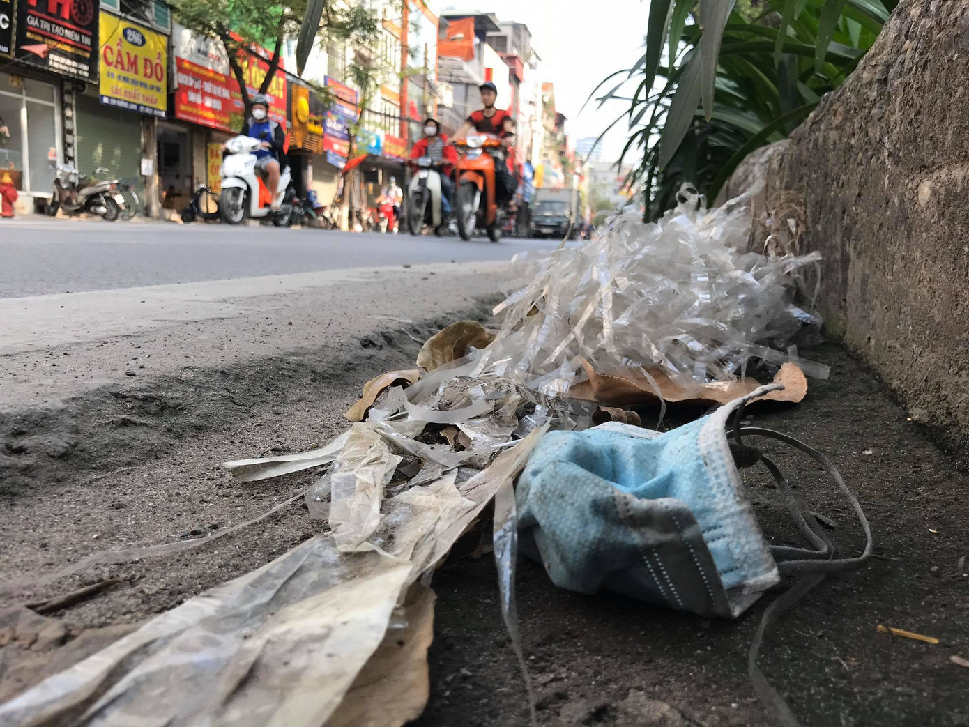 Giữa dịch Covid-19, tình trạng vứt bừa bãi khẩu trang bẩn tái diễn ở Hà Nội ảnh 4