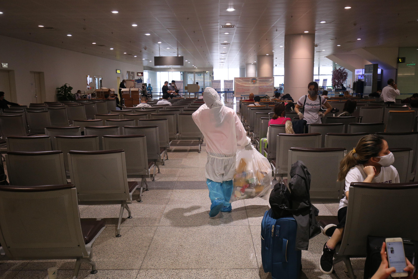 Đón đồng bào hồi hương ở sân bay Nội Bài ảnh 10