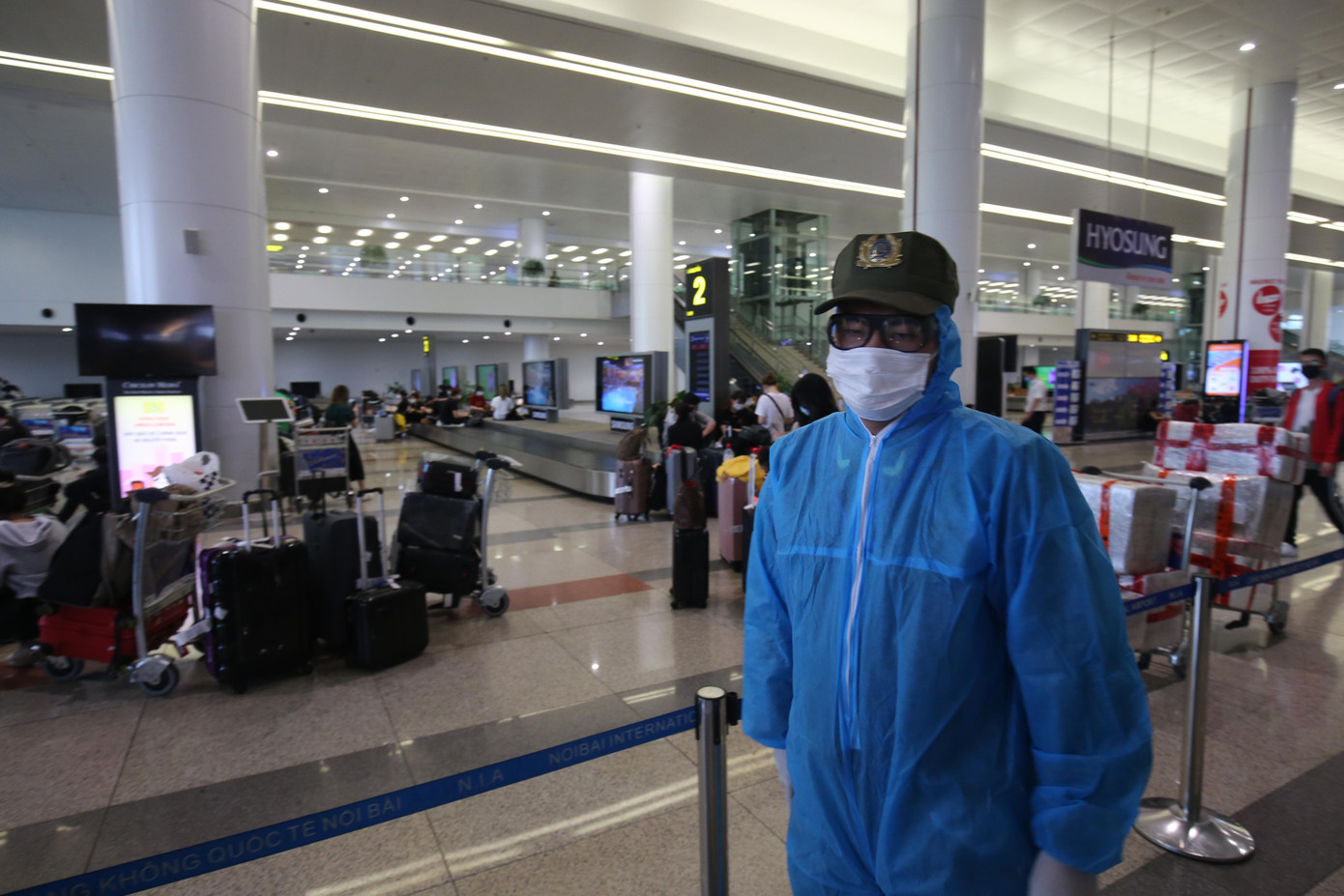 Đón đồng bào hồi hương ở sân bay Nội Bài ảnh 4