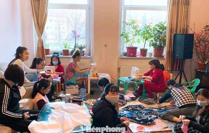 Người Việt ở châu Âu may khẩu trang tặng bệnh viện phòng Covid-19 ảnh 1